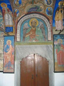 Τοιχογραφία με τον Τίμιο Πρόδρομο, το βαπτιστή του Χριστού πάνω από την κύρια είσοδο του καθολικού.