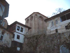 Άποψη του επιβλητικού βυζαντινού πύργου στα νοτιοδυτικά. Στο χώρο αυτό στεγαζόταν η πλούσια βιβλιοθήκη της Μονής, η μεγαλύτερη των Βαλκανίων. Περιείχε Βυζαντινά Χρυσόβουλα και σιγίλια Πατριαρχών, Κώδικες, επίσημα χειρόγραφα έγγραφα των αυτοκρατόρων Ανδρόνικου Παλαιολόγου του Β’ και του Γ’, του Ιωάννη Καντακουζηνού καθώς και χειρόγραφα του λόγιου Πατριάρχη Γεννάδιον Σχολάριου ο οποίος εγκαταστάθηκε στη Μονή τέσσερα χρόνια μετά την Άλωση και έμεινε εκεί ως το θάνατό του (1472). Τον Ιούνιο του 1917 η πλούσια βιβλιοθήκη της Μονής απογυμνώθηκε εντελώς από τους Βουλγάρους και η περιουσία της λεηλατήθηκε βάναυσα.