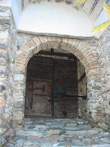 Η είσοδος της Μονής με τη βαριά σιδηρόφρακτη κεντρική της πύλη.