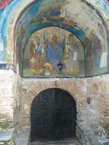 Πάνω από την κεντρική  είσοδο απεικονίζεται ο Άγιος Ιωάννης ο Πρόδρομος και οι δυο κτήτορες, ο Ιωαννίκιος και ο Όσιος Ιωάννης.